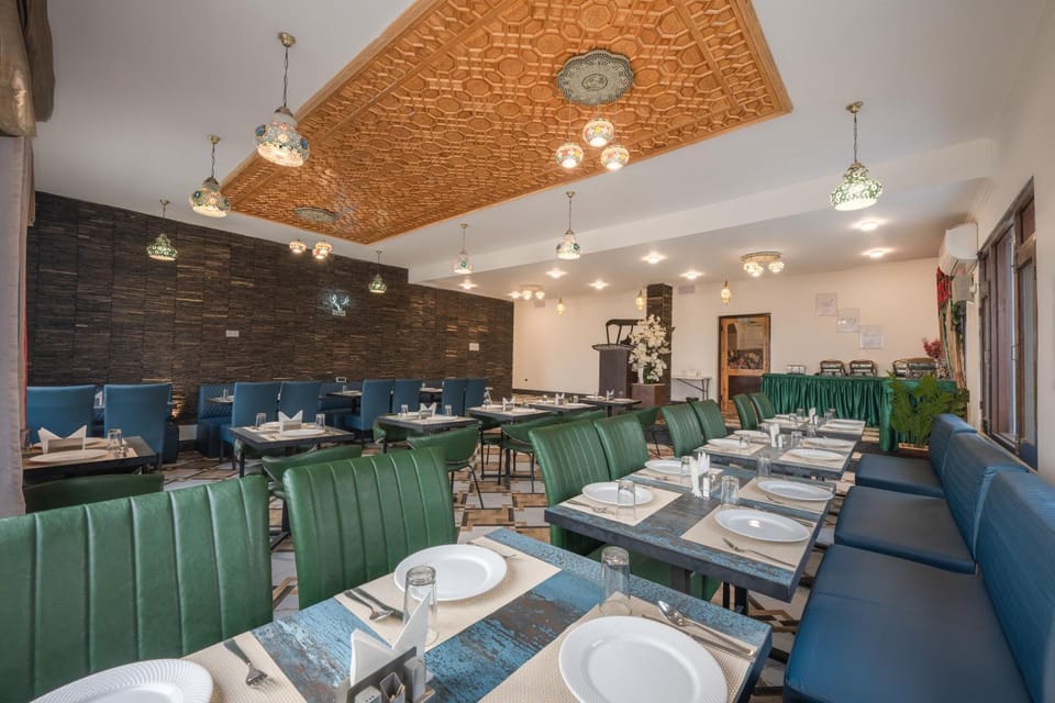 Restaurant/places to eat, Food and drinks, Seating area, Breakfast
