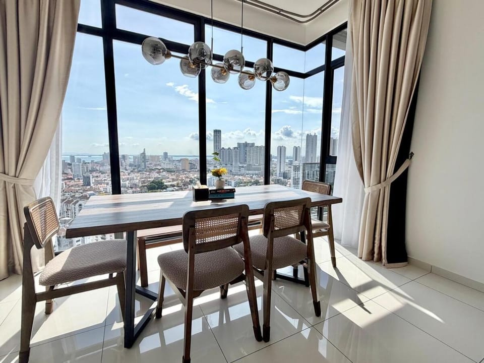 Beacon Executive Suites #Modern Chic #SkyPool #Georgetown #5pax #2BR 2bath #2Queen 1Single #Quality well maintained #Private host Apartment in George Town