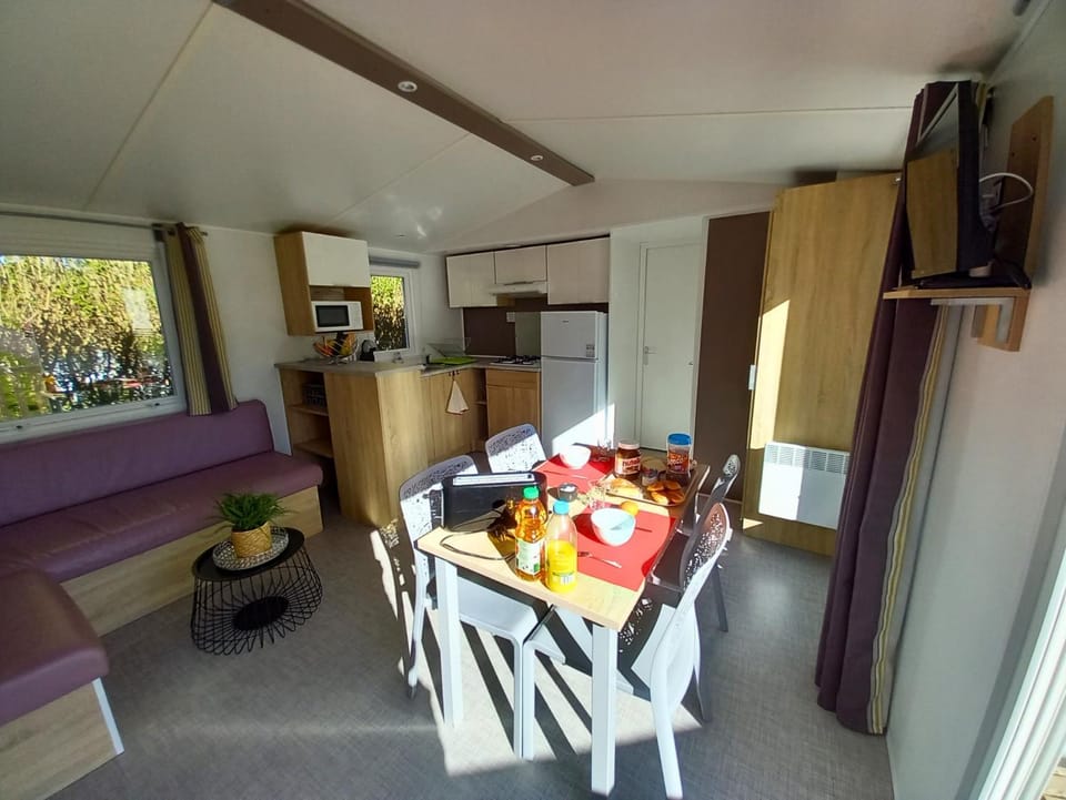 TV and multimedia, Kitchen or kitchenette, Seating area, Dining area, microwave