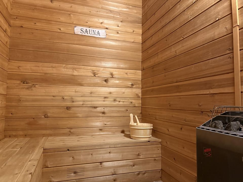 Ski Mtn Chalet: Hot Tub, Sauna, Fireplace, Arcade Games, Mountain Views Chalet in Gatlinburg