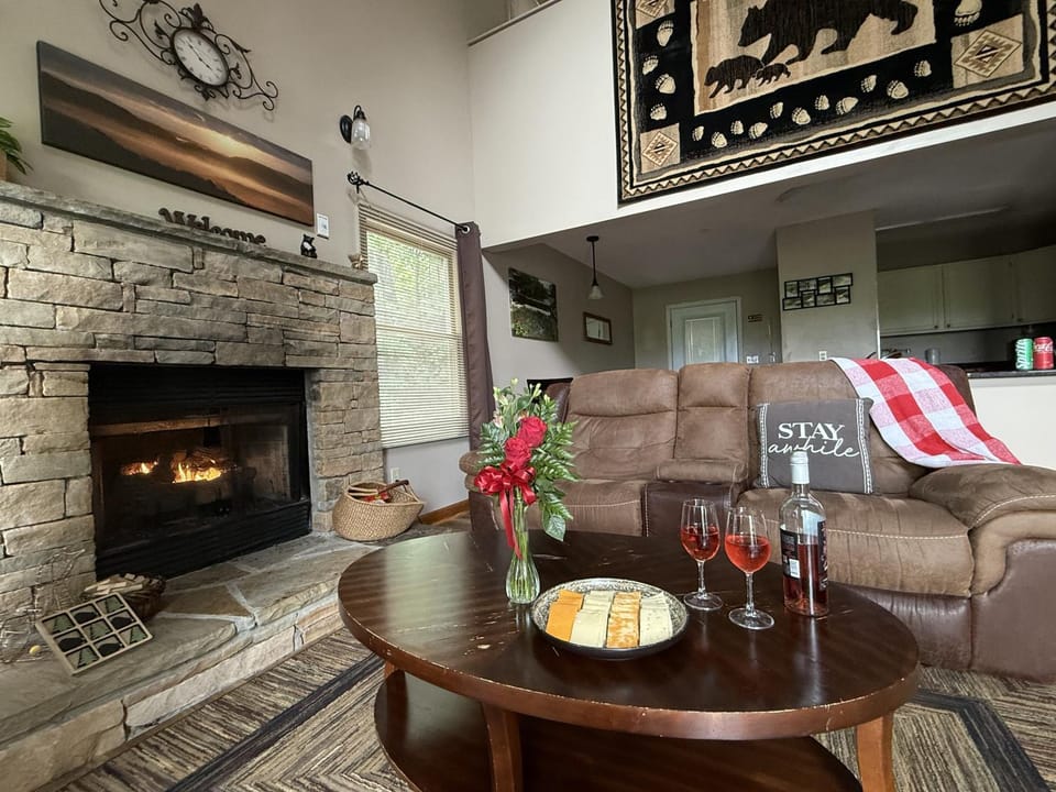 Ski Mtn Chalet: Hot Tub, Sauna, Fireplace, Arcade Games, Mountain Views Chalet in Gatlinburg