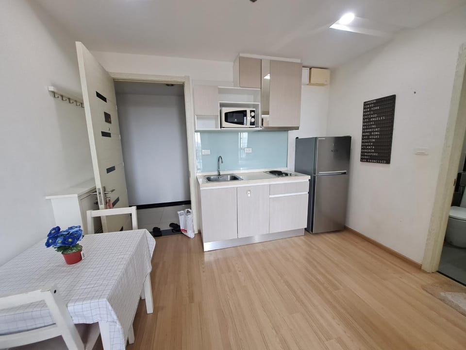 Condo in Bangkok with Swimming Pool near Malls and Train Apartment hotel in Bangkok