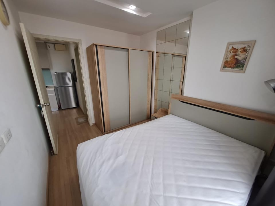 Condo in Bangkok with Swimming Pool near Malls and Train Apartment hotel in Bangkok