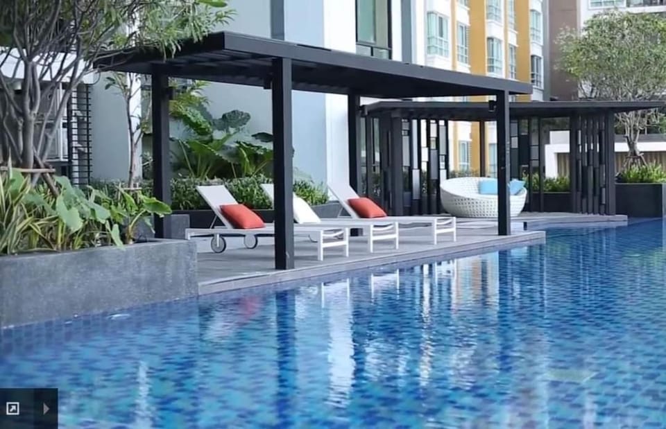 Condo in Bangkok with Swimming Pool near Malls and Train Apartment hotel in Bangkok