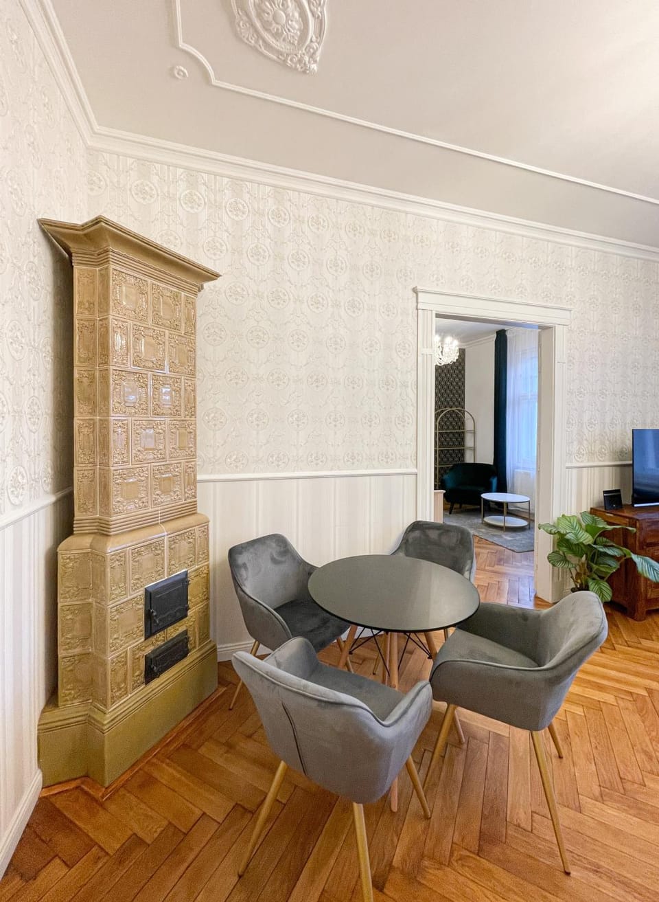 Seating area, Dining area