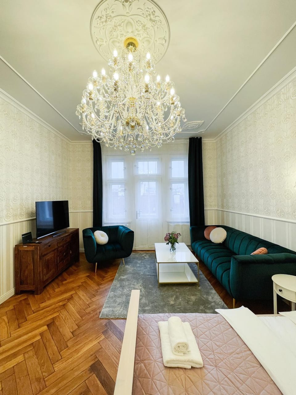 Bed, TV and multimedia, Living room, Seating area, Bedroom