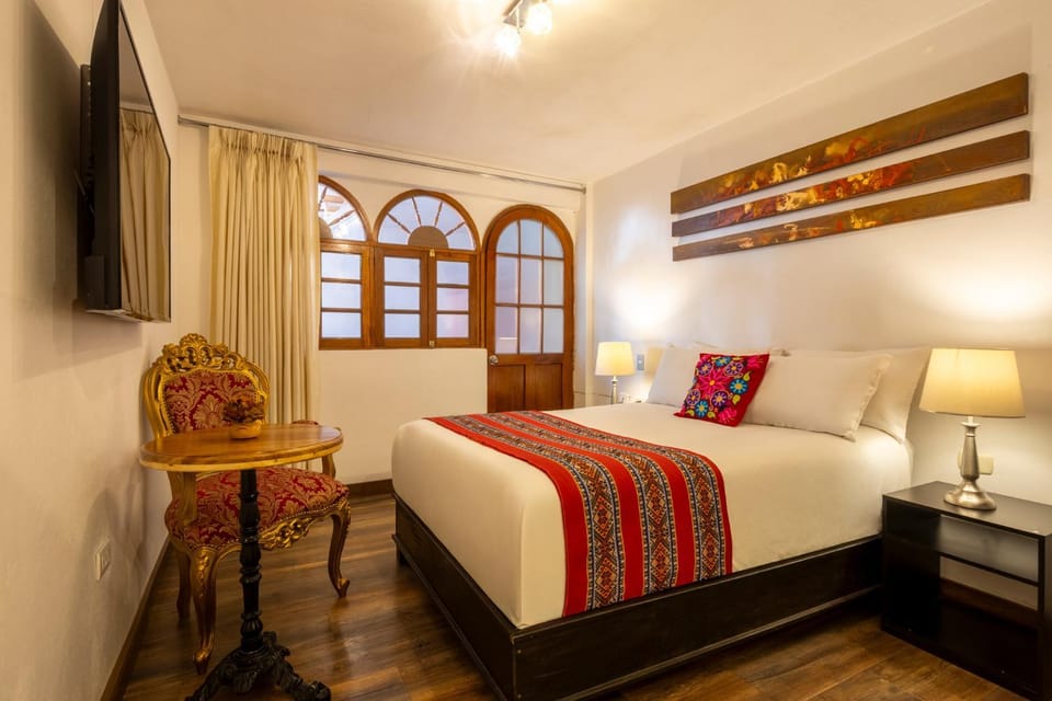 Bed, TV and multimedia, Photo of the whole room, Bedroom