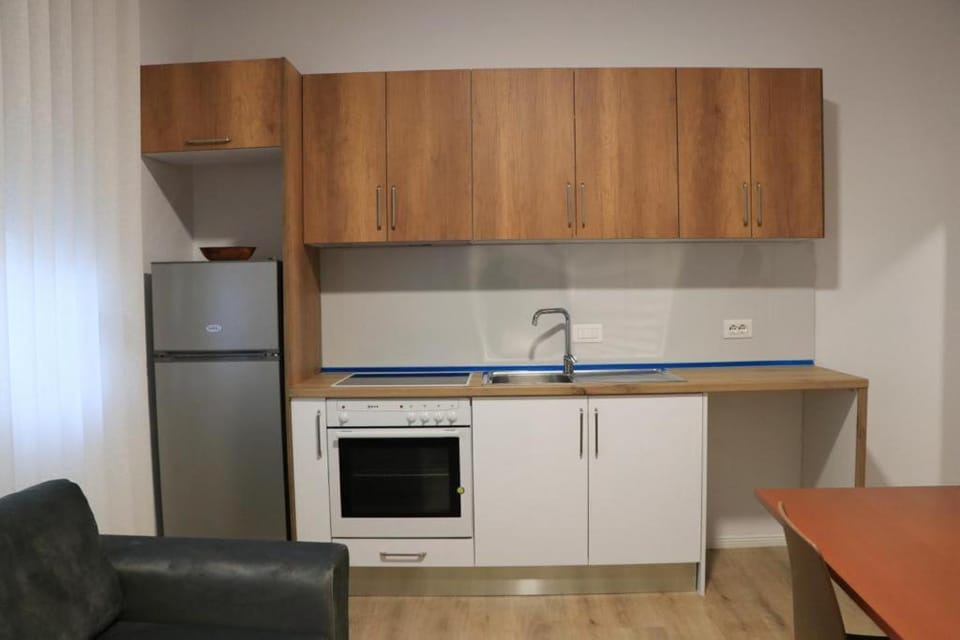 Kitchen or kitchenette, oven, pet friendly, stove