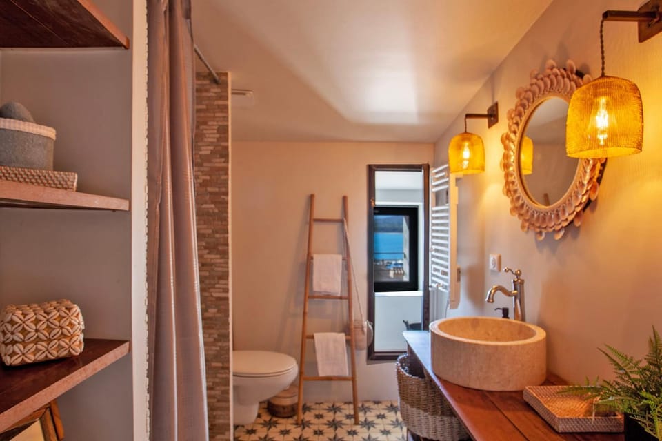 Shower, Toilet, Bathroom, towels