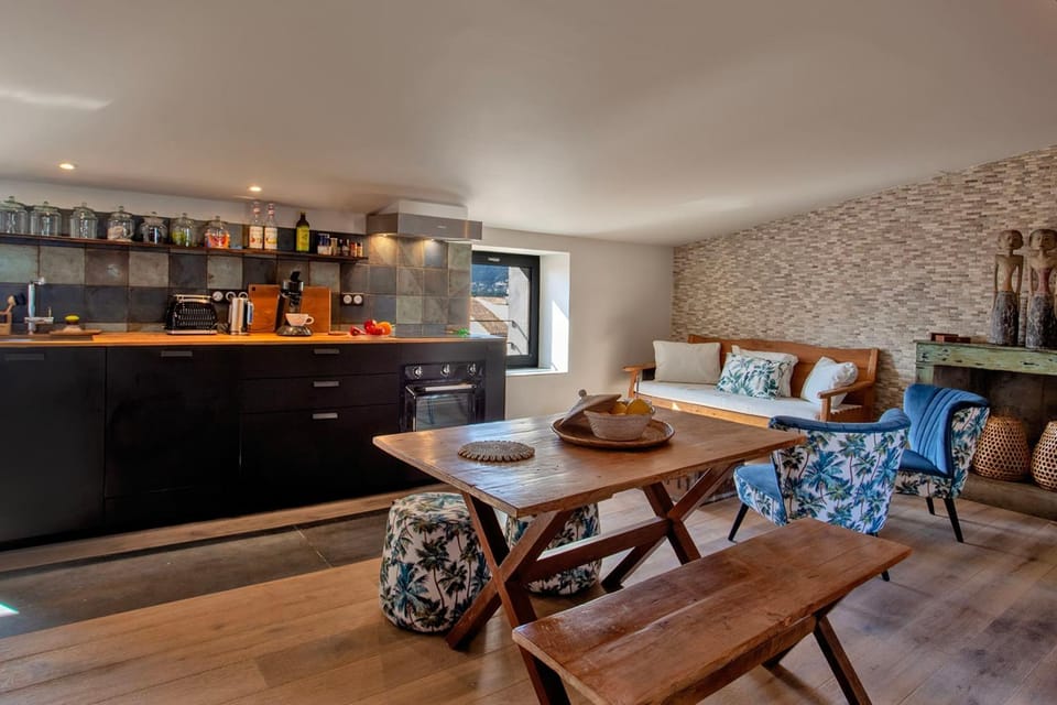 Coffee/tea facilities, Kitchen or kitchenette, Living room, Seating area