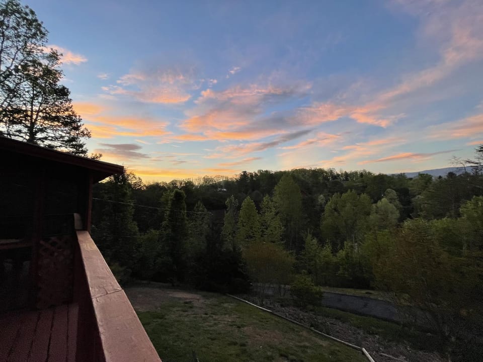 Luxurious Pigeon Forge Cabin, w/ HotTub, EasyDrive, Arcade Game, Panoramic Views Cabin in Pigeon Forge