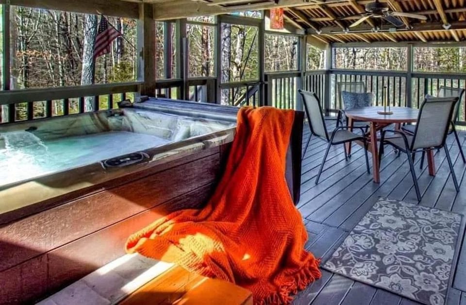Luxurious Pigeon Forge Cabin, w/ HotTub, EasyDrive, Arcade Game, Panoramic Views Cabin in Pigeon Forge