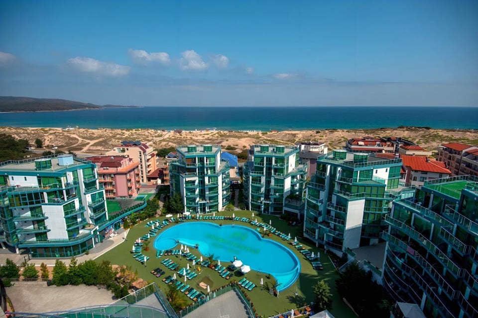Property building, Summer, Beach, Sea view, Swimming pool, Location, sunbed