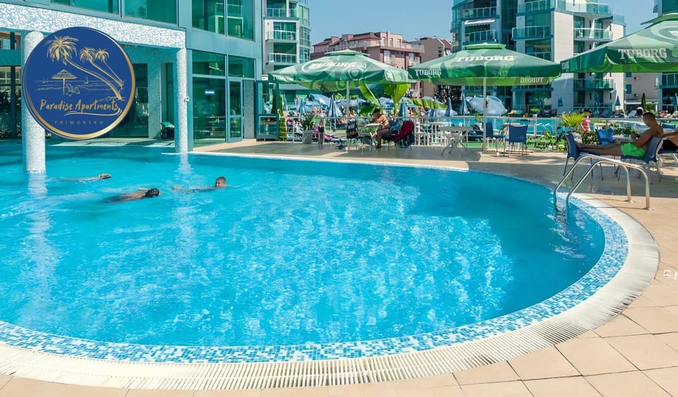 Swimming pool, sunbed