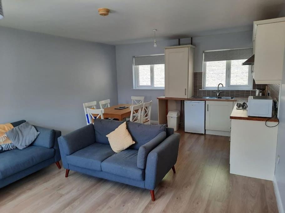 Kitchen or kitchenette, Living room, Seating area, Dining area