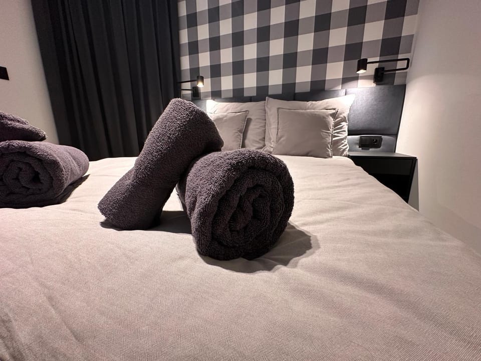 Bed, Bedroom, towels