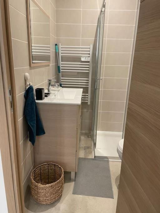 Shower, Bathroom, towels