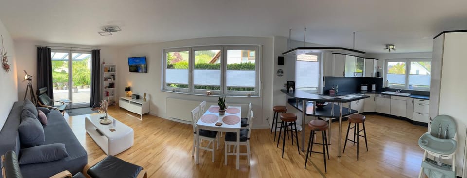 TV and multimedia, Kitchen or kitchenette, Living room, Seating area, Dining area, Food, Food, minibar, oven, stove