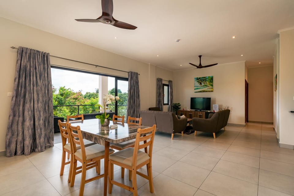 TV and multimedia, Living room, Seating area, Dining area