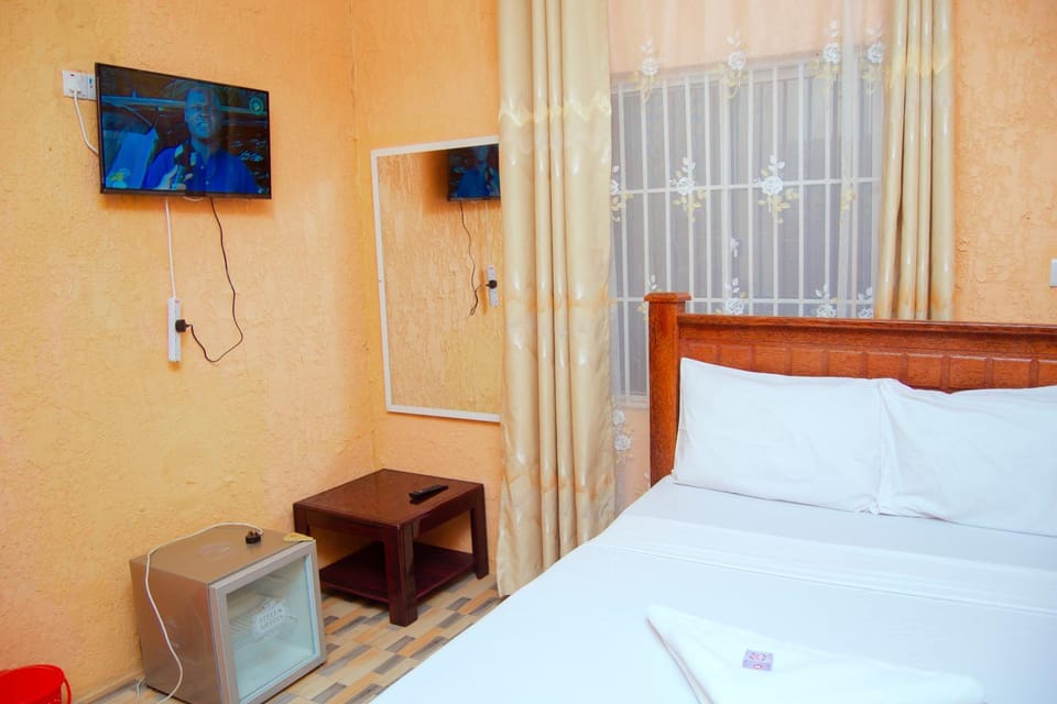 Bed, TV and multimedia, Bedroom