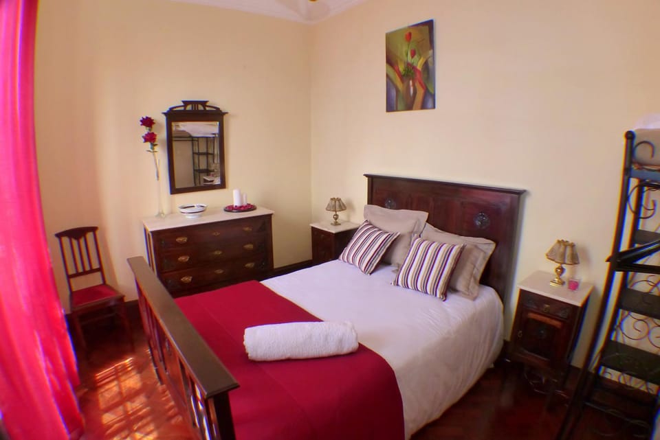 Photo of the whole room, towels