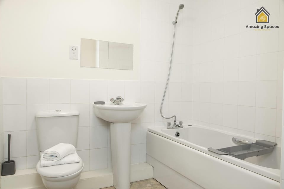 Spacious 2Bedroom 2Bathroom Flat in Warrington by Amazing Spaces Relocations Ltd. Apartment in Warrington