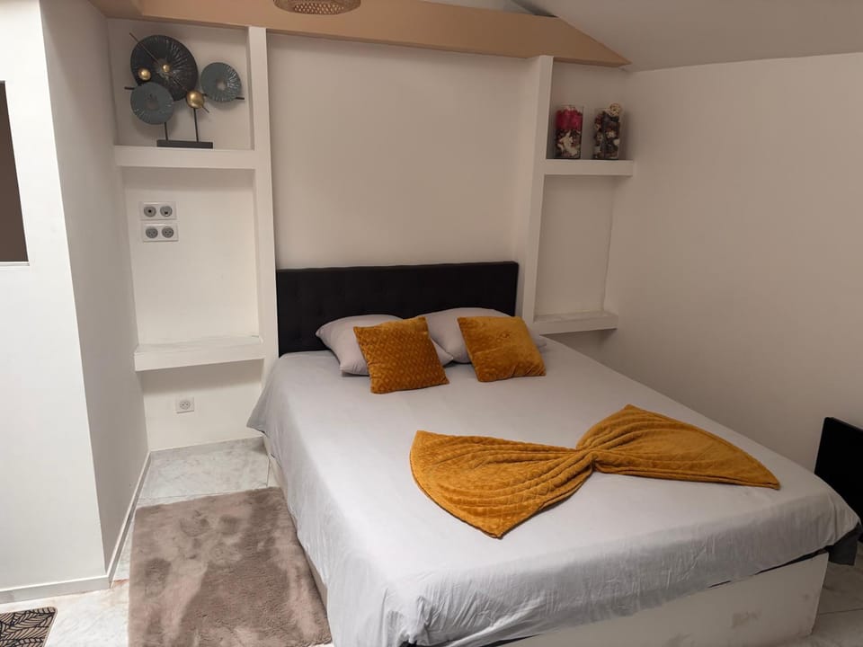 Spa Jacuzzi Moon White Bed and Breakfast in Île-de-France