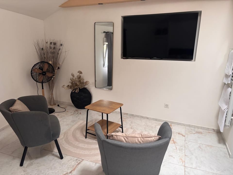 Spa Jacuzzi Moon White Bed and Breakfast in Île-de-France