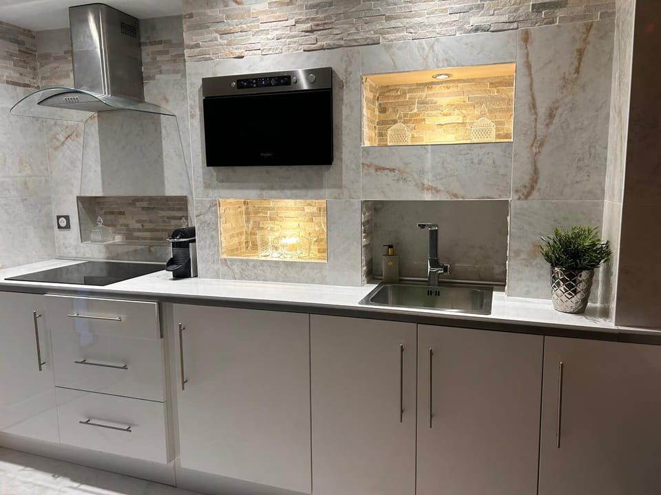 minibar, stove
