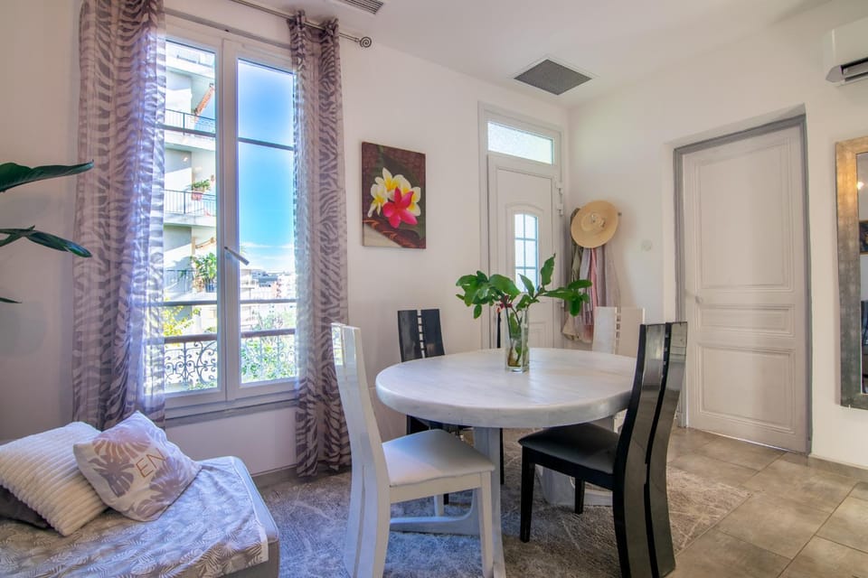 Living room, Dining area, air conditioner