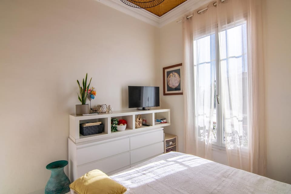 Bed, TV and multimedia, Photo of the whole room, Bedroom