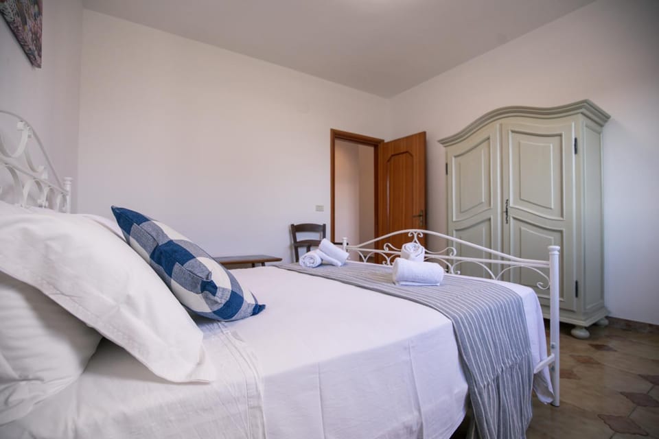 Photo of the whole room, Bedroom, wardrobe