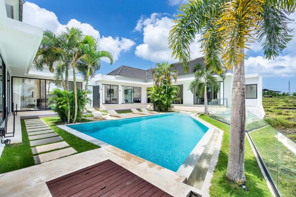 Property building, Day, Pool view, Swimming pool, Swimming pool