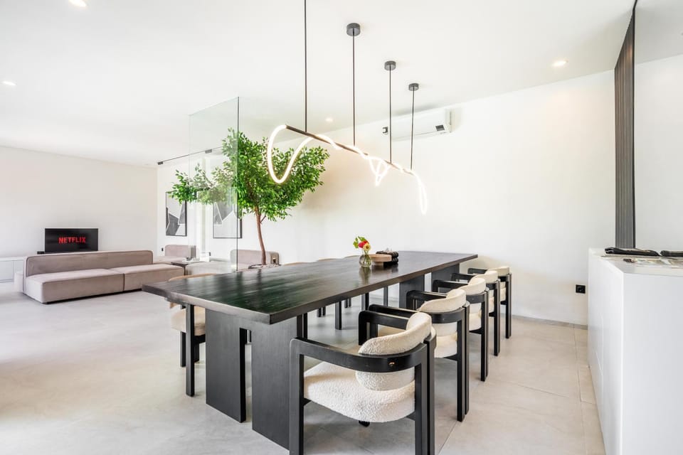 TV and multimedia, Living room, Photo of the whole room, Seating area, Dining area