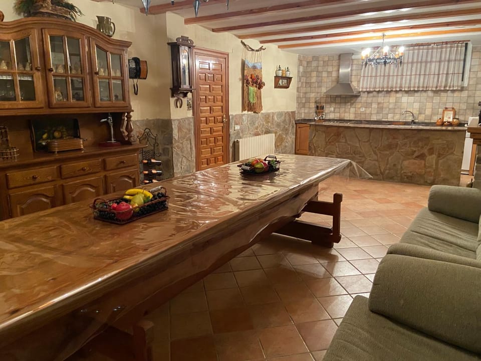 Kitchen or kitchenette, Seating area, stove