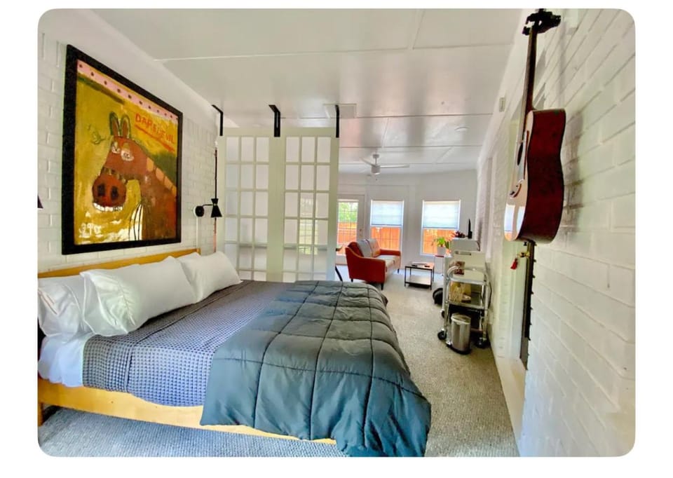 Toadhaus Studio in quiet residential neighborhood ATHENS Bed and Breakfast in Athens