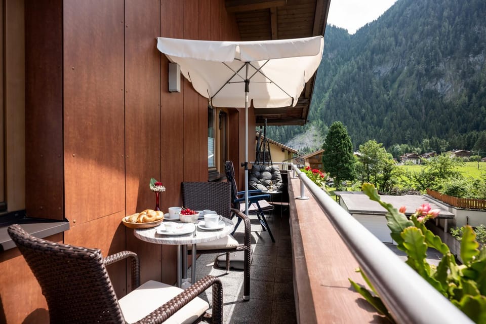 Facade/entrance, Bird's eye view, Balcony/Terrace, Decorative detail, Evening entertainment, On site, Garden view, Mountain view, Street view, young children, older children, group of guests, Family