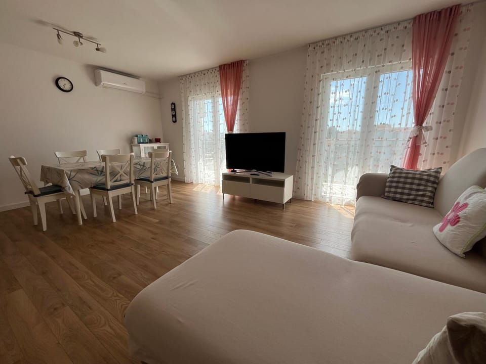 Communal lounge/ TV room, TV and multimedia, Living room, Seating area, Dining area, air conditioner