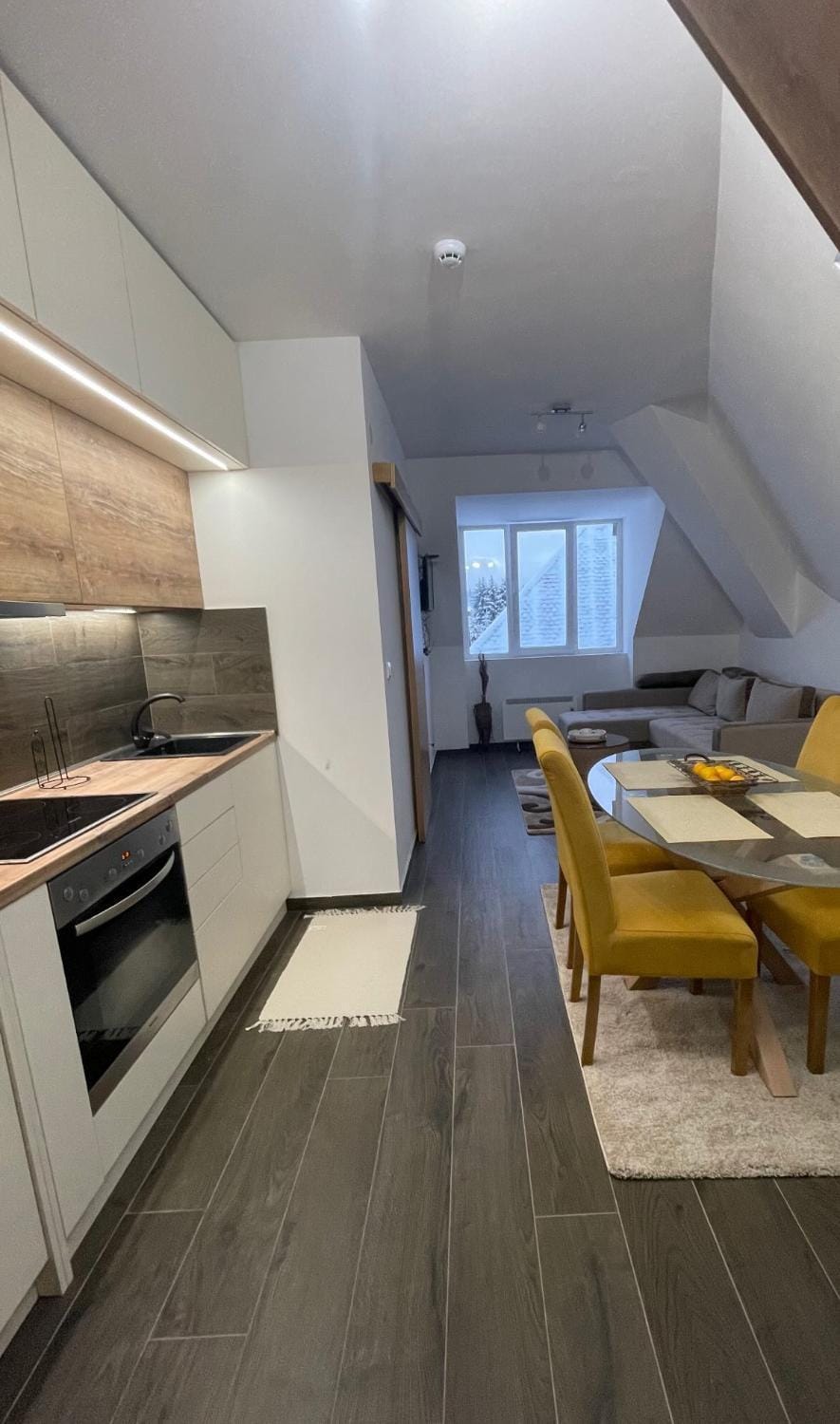 Kitchen or kitchenette, Living room, Seating area, Dining area, oven