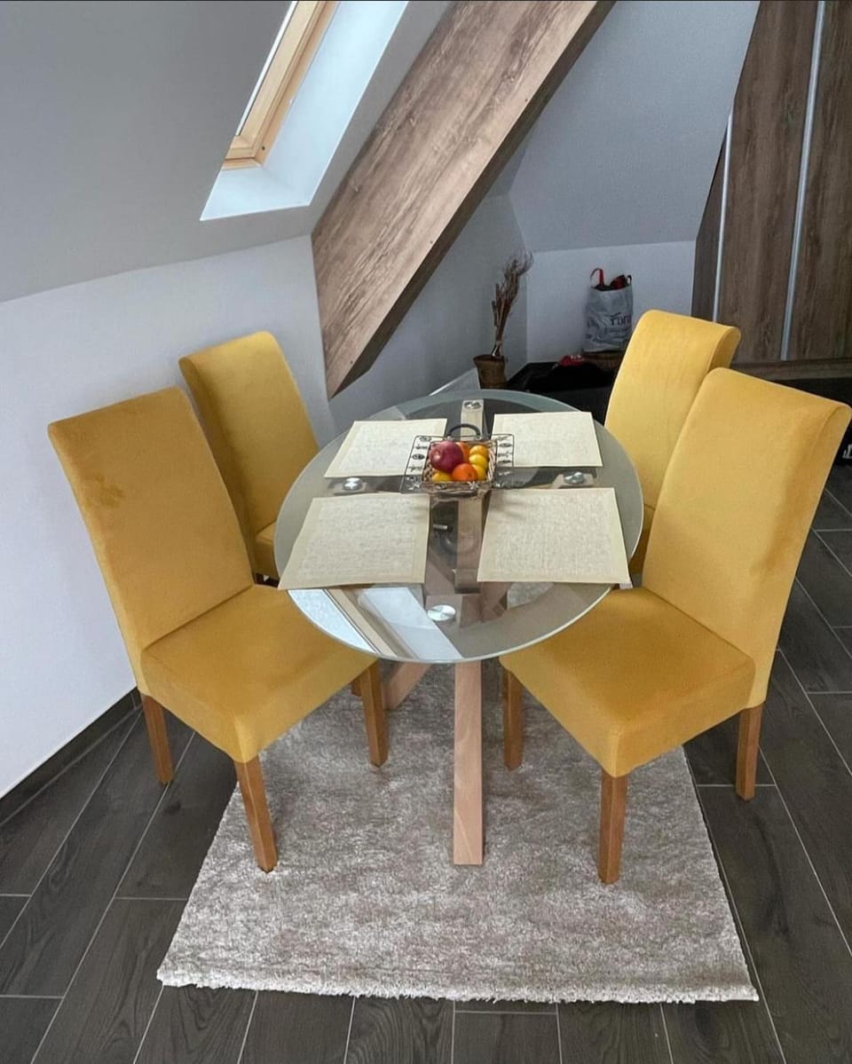 Seating area, Dining area