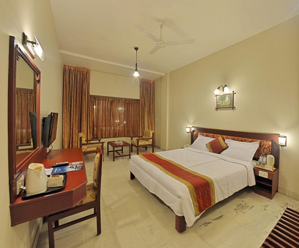 Bed, TV and multimedia, Bedroom