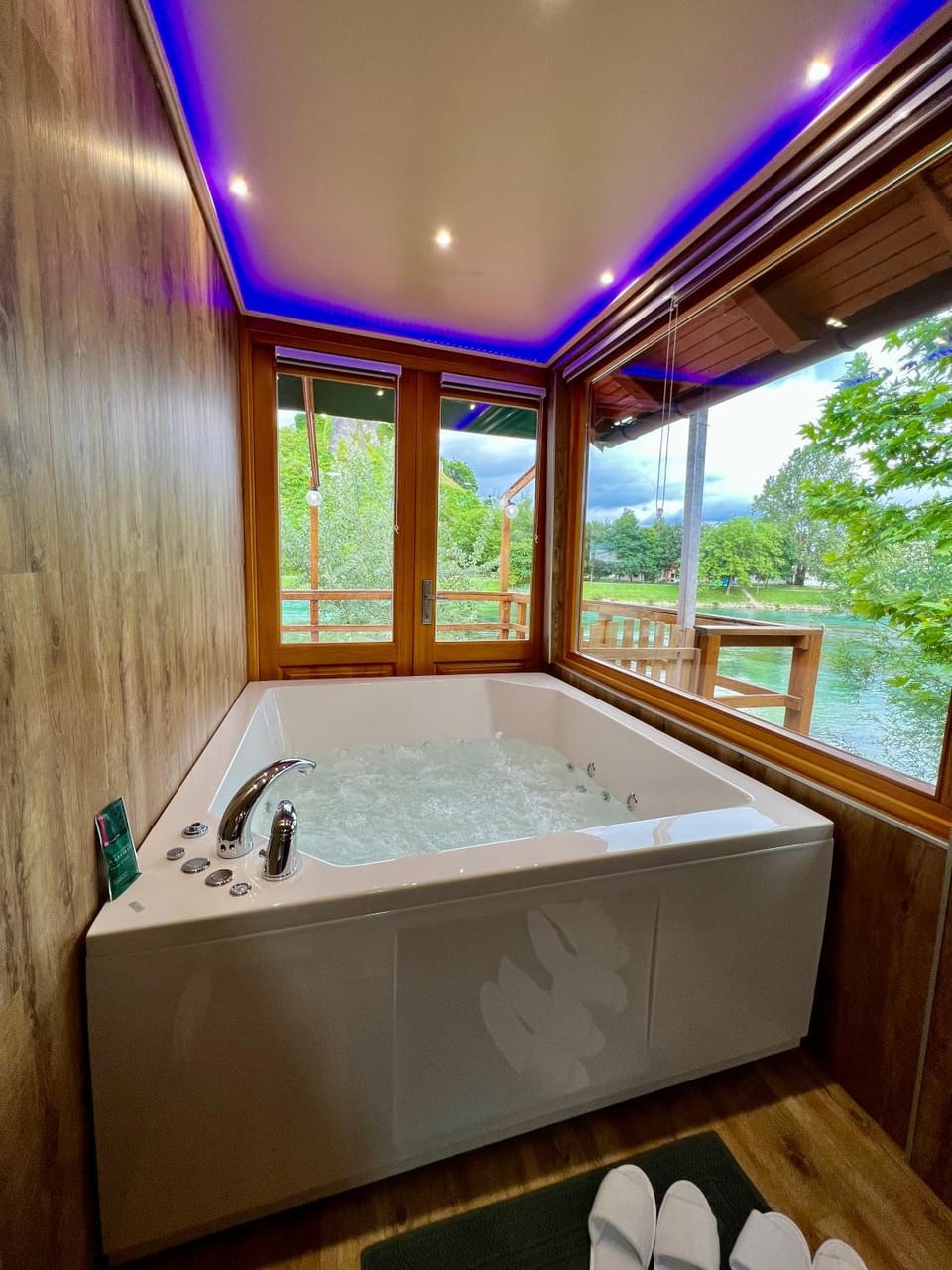 Natural landscape, Hot Tub, Hot Tub, Spa and wellness centre/facilities, City view, City view, Lake view