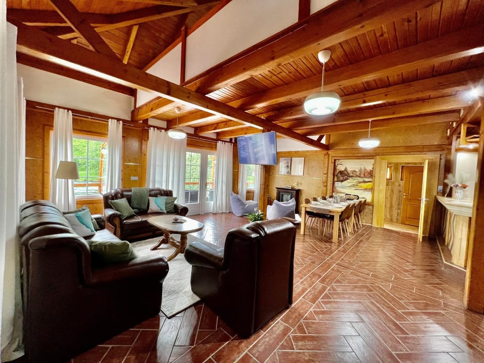 Communal lounge/ TV room, TV and multimedia, Living room, Dining area, locker, locker, oven