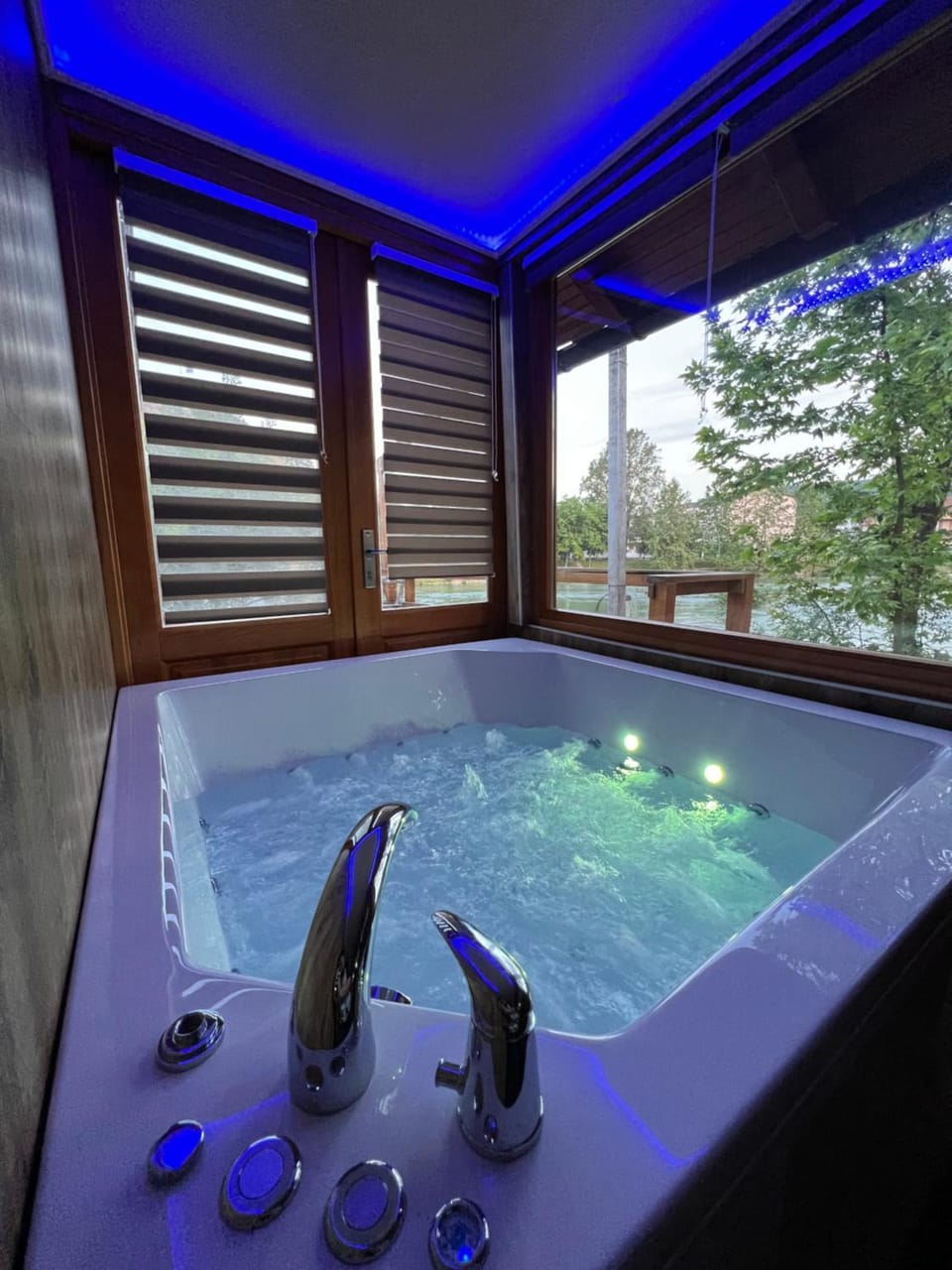 Hot Tub, Spa and wellness centre/facilities, City view