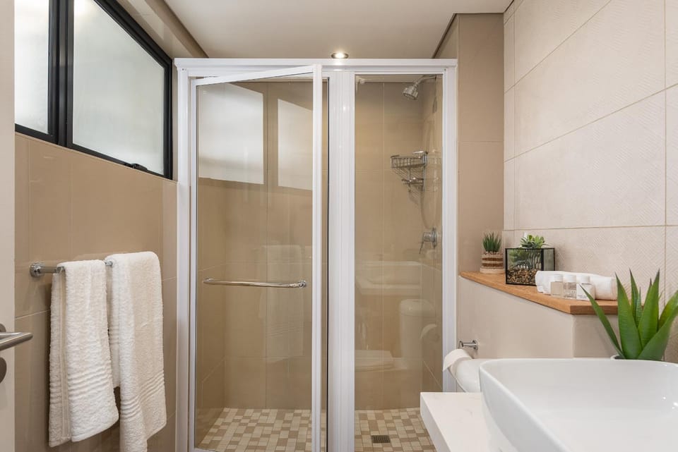 Shower, Toilet, Bathroom, towels