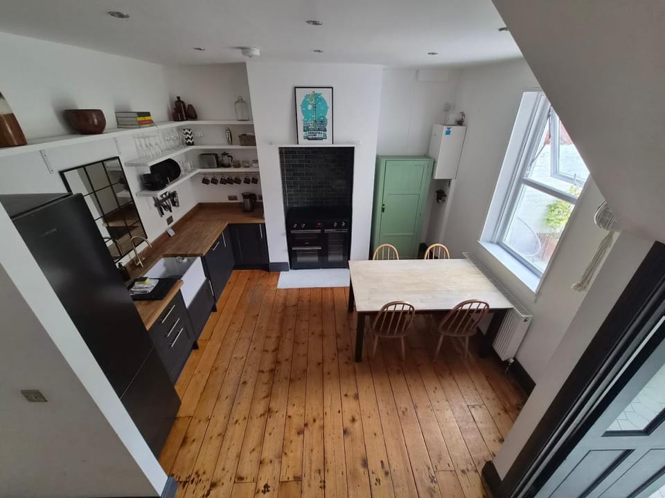 Dining area, kitchen