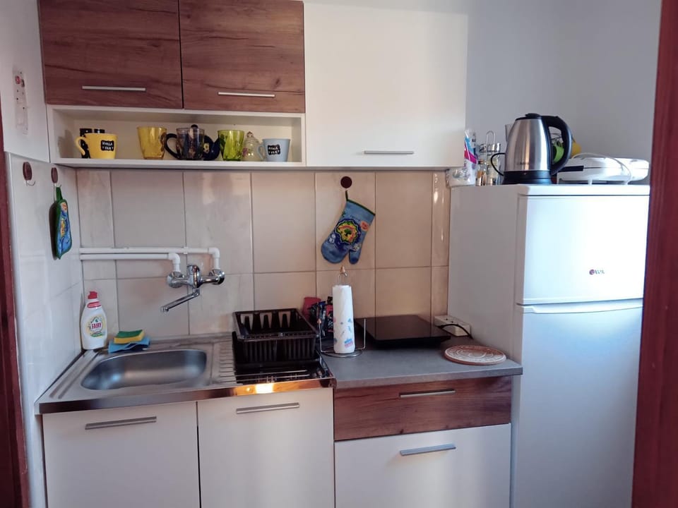Coffee/tea facilities, Kitchen or kitchenette, stove, toaster
