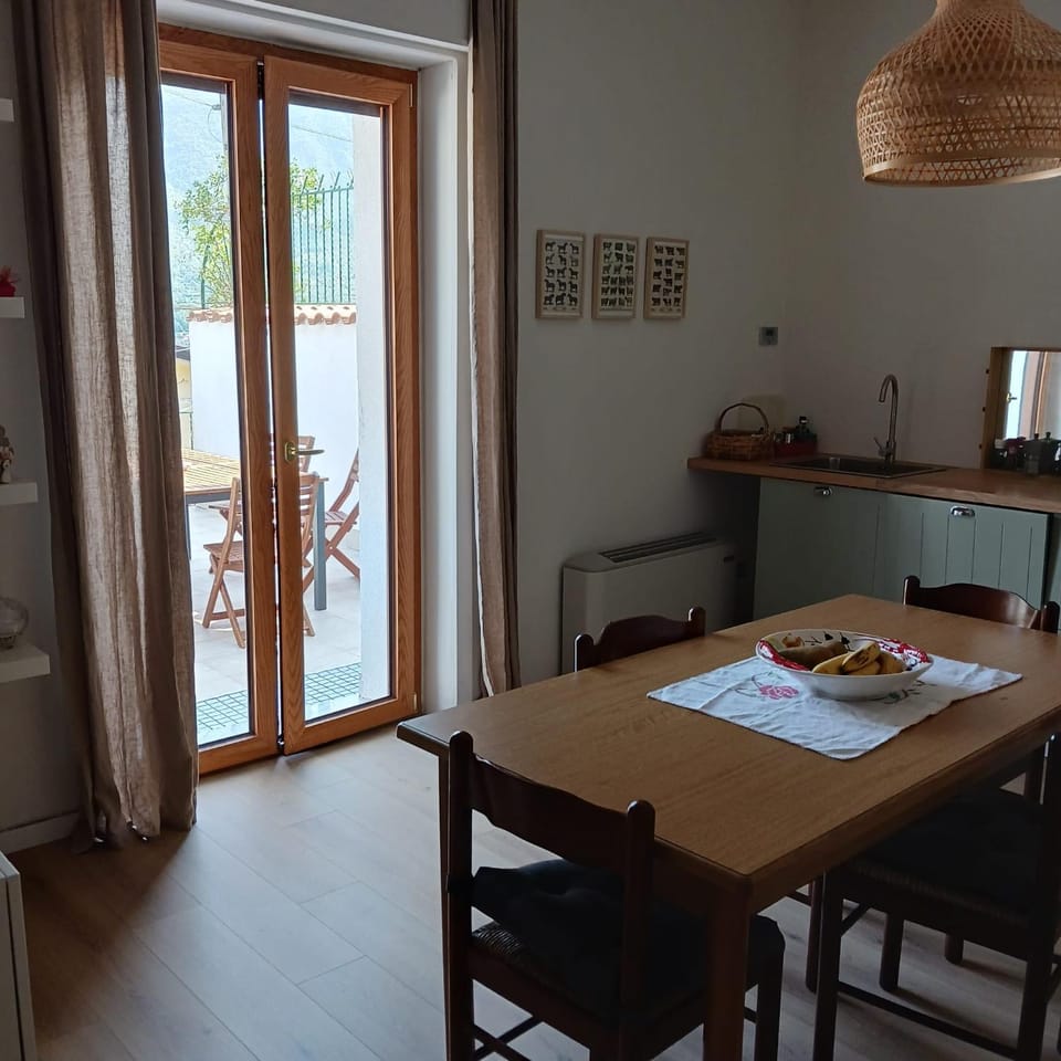 Kitchen or kitchenette, Living room, Food and drinks, Seating area, Dining area, Food