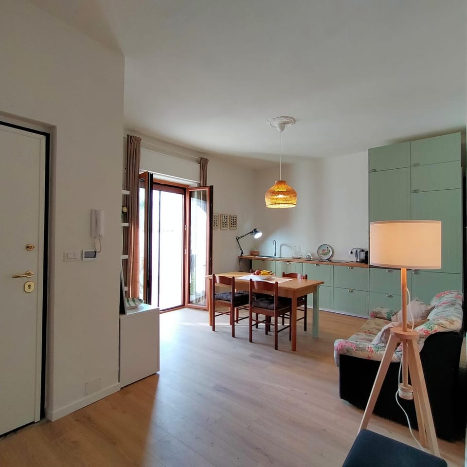 Kitchen or kitchenette, Living room, Seating area, Dining area