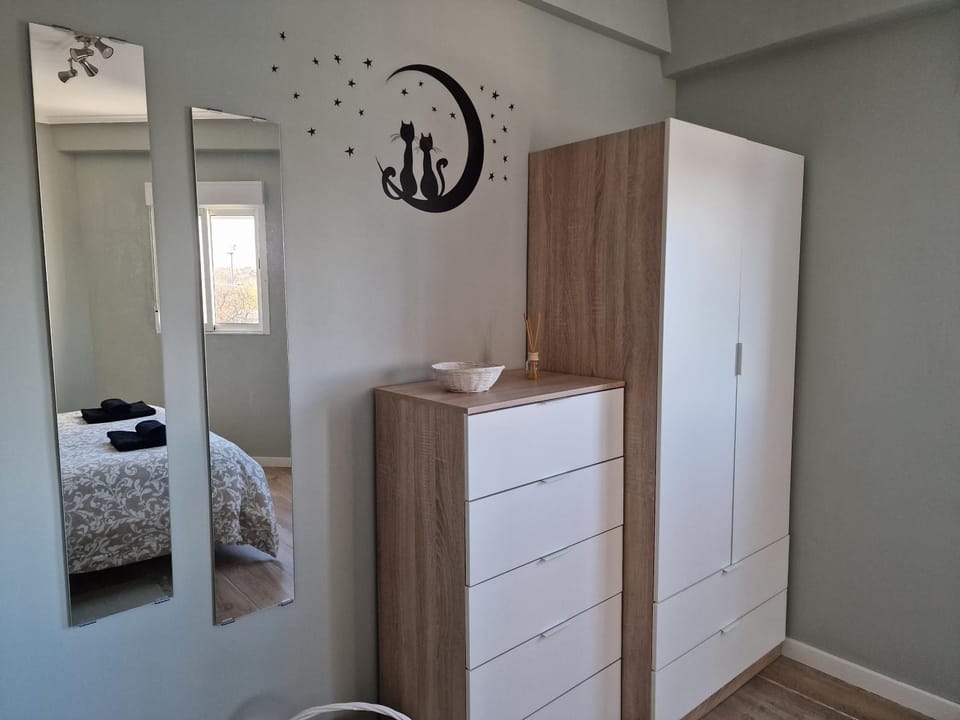 Photo of the whole room, Bedroom, wardrobe, air conditioner